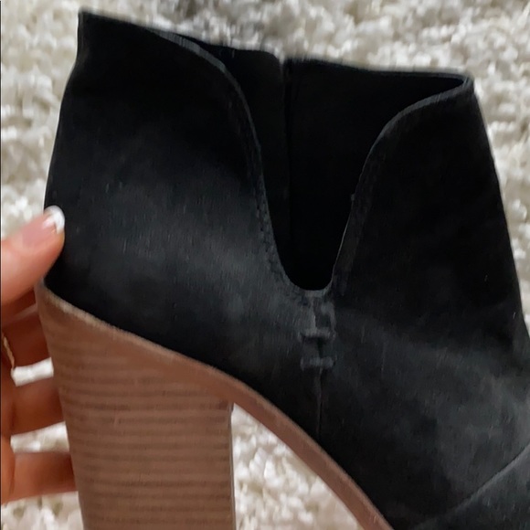 Vince Camuto black cut out booties size 8 - Picture 2 of 7